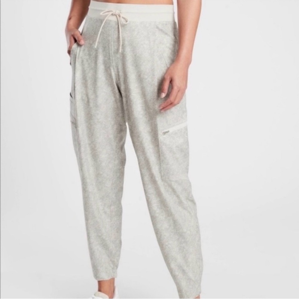 NWOT ATHLETA WOMENS VENTURE PRINTED CARGO JOGGER SIZE 4